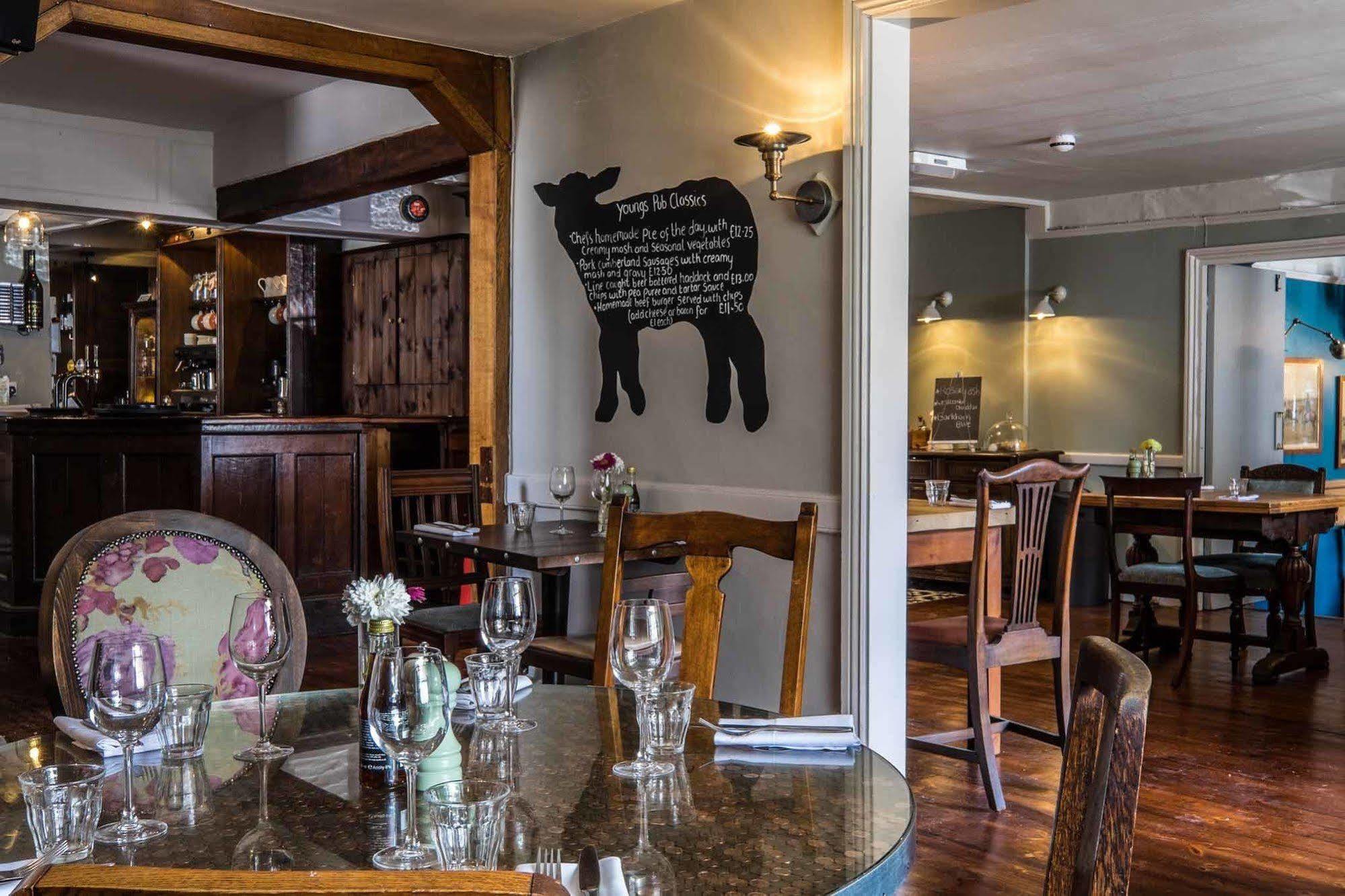 The Lamb Inn Hindon ภายนอก รูปภาพ